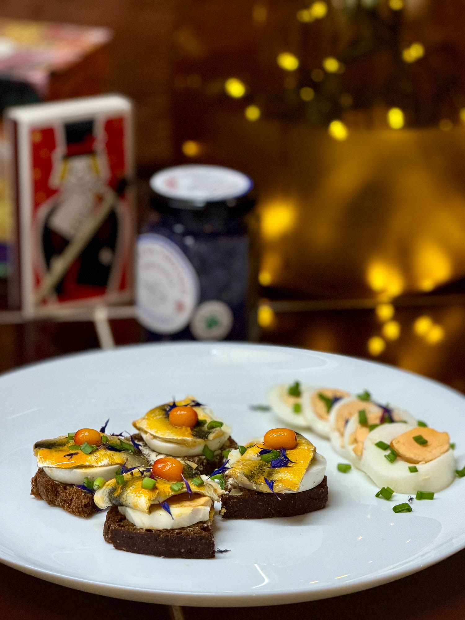 Astelpajune kiluvõileib mustal leival muna ja rohelise sibulaga Eesti Vabariigi aastapäevaks