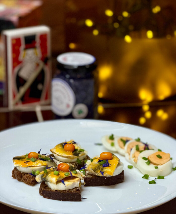 Astelpajune kiluvõileib mustal leival muna ja rohelise sibulaga Eesti Vabariigi aastapäevaks