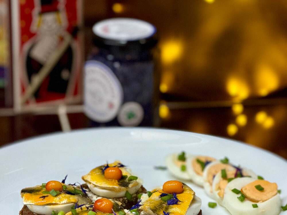 Astelpajune kiluvõileib mustal leival muna ja rohelise sibulaga Eesti Vabariigi aastapäevaks