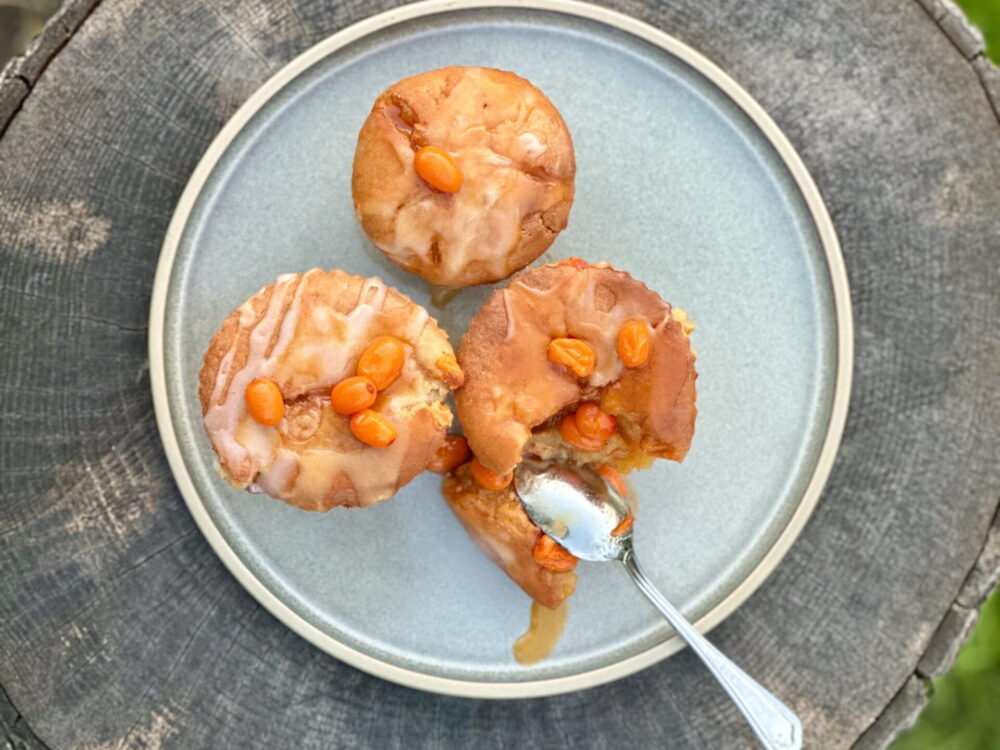 Astelpajumuffinid hapukoore ja fariinsuhkruga