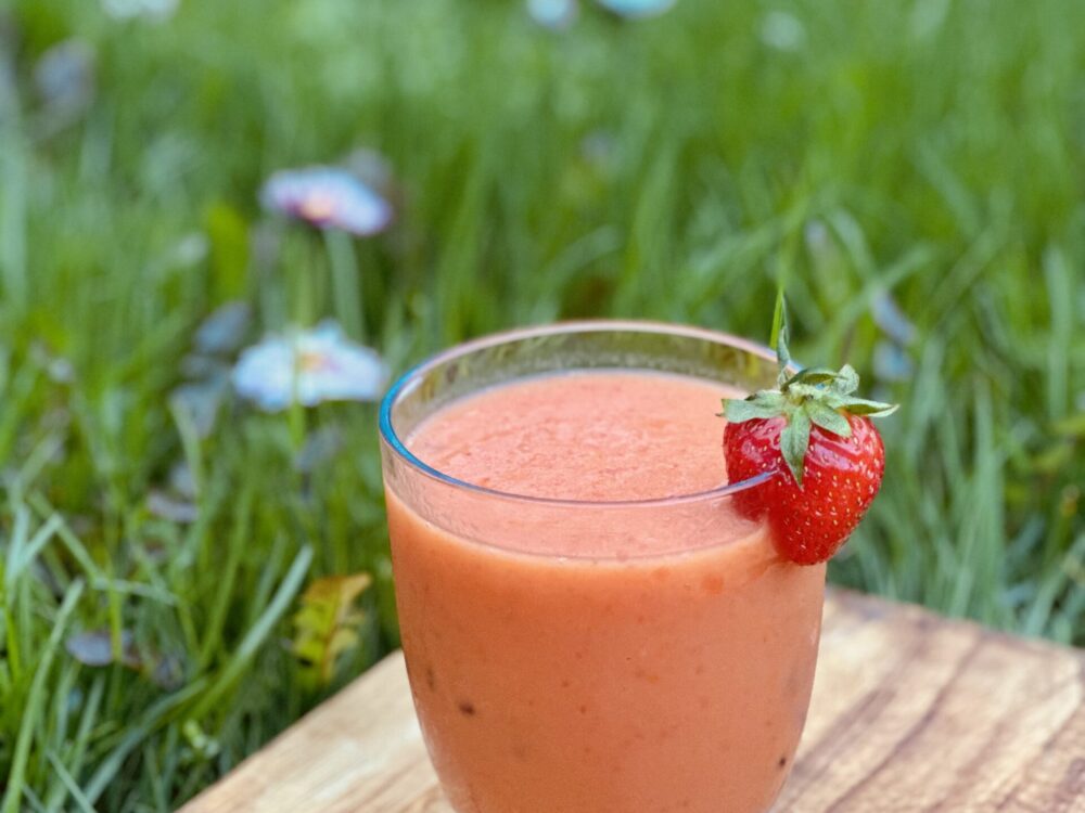 Astelpaju smuuti mango ja maasikatega